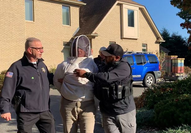 Nguoi phu nu tha dan ong dot canh sat vi bi duoi khoi nha-Hinh-2