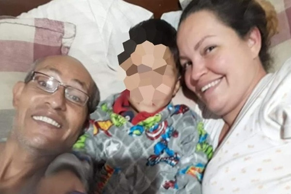 Bo sat hai con trai 5 tuoi roi chup anh gui cho vo cu