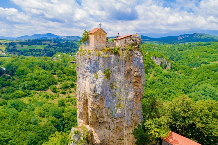 Theo ý kiến của nhiều học giả, nhà thờ biệt lập này được các tu sĩ dòng khổ hạnh xây dựng, họ là những tín đồ Kitô giáo đầu tiên lên được đỉnh cột đá để cầu nguyện và thực hiện các nghi lễ tôn giáo.