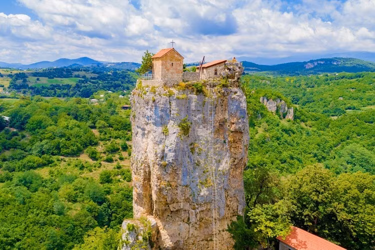 Theo ý kiến của nhiều học giả, nhà thờ biệt lập này được các tu sĩ dòng khổ hạnh xây dựng, họ là những tín đồ Kitô giáo đầu tiên lên được đỉnh cột đá để cầu nguyện và thực hiện các nghi lễ tôn giáo.