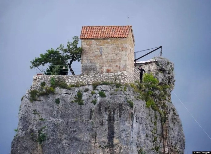 Katskhi được xây dựng vào khoảng từ thế kỷ VI đến thế kỷ VIII. Tuy nhiên, cách thức để xây dựng được nhà thờ trên cột đá này vẫn là một bí ẩn.