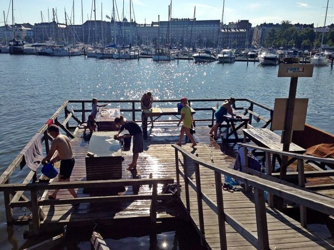 Chăn, thảm được giặt trên sông: Nước ở sông, hồ Phần Lan rất sạch, đến mức người dân vẫn dùng để giặt chăn, thảm. Dọc theo các con sông, du khách có thể nhìn thấy những người dân giặt và phơi thảm.