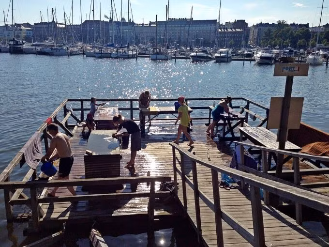 Chăn, thảm được giặt trên sông: Nước ở sông, hồ Phần Lan rất sạch, đến mức người dân vẫn dùng để giặt chăn, thảm. Dọc theo các con sông, du khách có thể nhìn thấy những người dân giặt và phơi thảm.