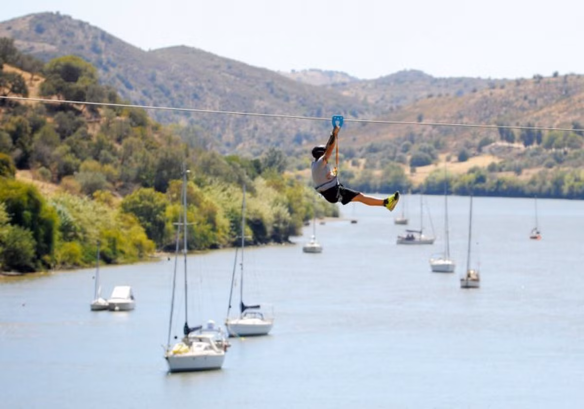 Tây Ban Nha - Bồ Đào Nha: Biên giới giữa Tây Ban Nha và Bồ Đào Nha cách nhau bởi một con sông rộng 150m. Nối liền hai địa danh này là tuyến zipline dài hơn 720m. Đây là đường dây cáp duy nhất trên thế giới đi qua lãnh thổ hai quốc gia.