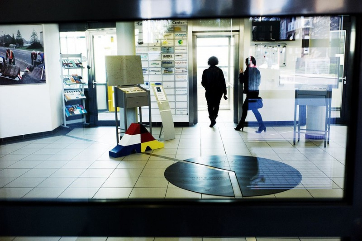 Đức - Hà Lan: Đường kim loại chạy qua giữa trung tâm thương mại Eurode, phân chia ranh giới giữa Đức và Hà Lan. Ở 2 bên của tòa nhà đặt 2 hòm thư của từng quốc gia. Tuy nhiên, những bức thư được gửi giữa 2 nước phải mất một tuần để tới nơi.