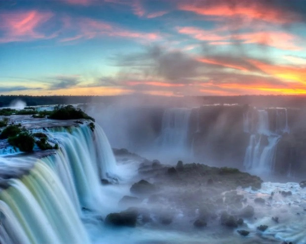 Argentina và Brazil: Đường biên giới độc đáo giữa Argentina và Brazil sẽ khiến mọi người choáng ngợp, khi không có vạch sơn kẻ trên mặt đất mà là đường biên giới được tạo từ thác Iguazu được tạo thành từ hơn 275 thác nước riêng lẻ.