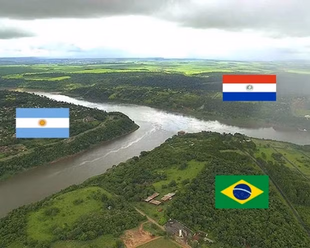 Argentina, Brazil và Paraguay: Hình ảnh chụp từ trên cao của đường biên giới giữa ba nước Argentina, Brazil và Paraguay. Ranh giới giữa ba quốc gia này là một dòng sông.