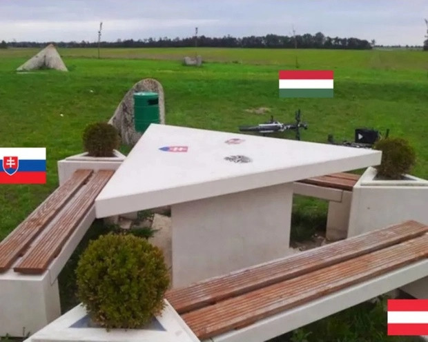 Áo, Hungary và Slovakia: Bạn có thể dừng chân nghỉ ngơi ở nơi giáp ranh giữa ba quốc gia Áo, Hungary và Slovakia, bởi biên giới giữa ba nước này được đánh dấu bởi một cái bàn. Ảnh: IT.