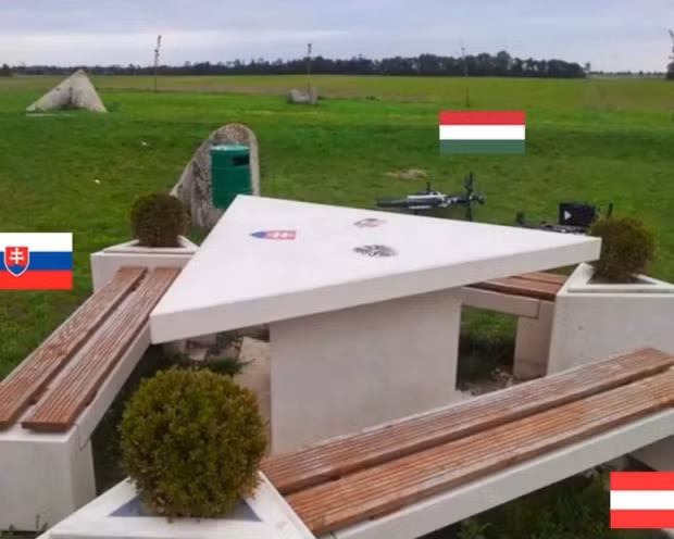 Áo, Hungary và Slovakia: Bạn có thể dừng chân nghỉ ngơi ở nơi giáp ranh giữa ba quốc gia Áo, Hungary và Slovakia, bởi biên giới giữa ba nước này được đánh dấu bởi một cái bàn. Ảnh: IT.
