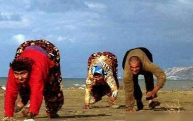 Ban đầu, du khách cho rằng họ làm vậy là để thu hút sự chú ý của người ngoài. Tuy nhiên sau thời gian dài quan sát, du khách mới nhận ra những người ở đây đều di chuyển như thế, kể cả trẻ con.