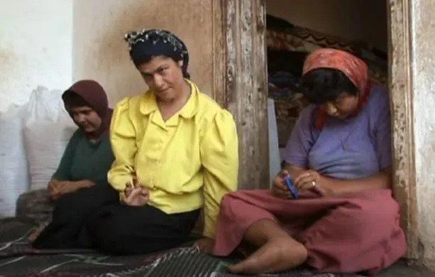 Nhiều người cho rằng, hiện tượng bò ở nơi đây là hệ quả của hôn nhân cận huyết. Do ngôi làng nằm ở vị trí hẻo lánh, người ngoài không ai muốn gả vào đây và người trong làng cũng không muốn cưới người ngoài 