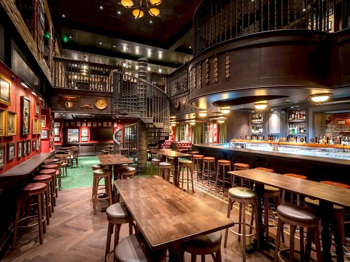 Ngoài ra, khu trò chơi điện tử, spa, thẩm mỹ viện, sân bóng rổ được thiết kế trên nóc du thuyền, sân trượt băng... đều được trang bị đầy đủ.