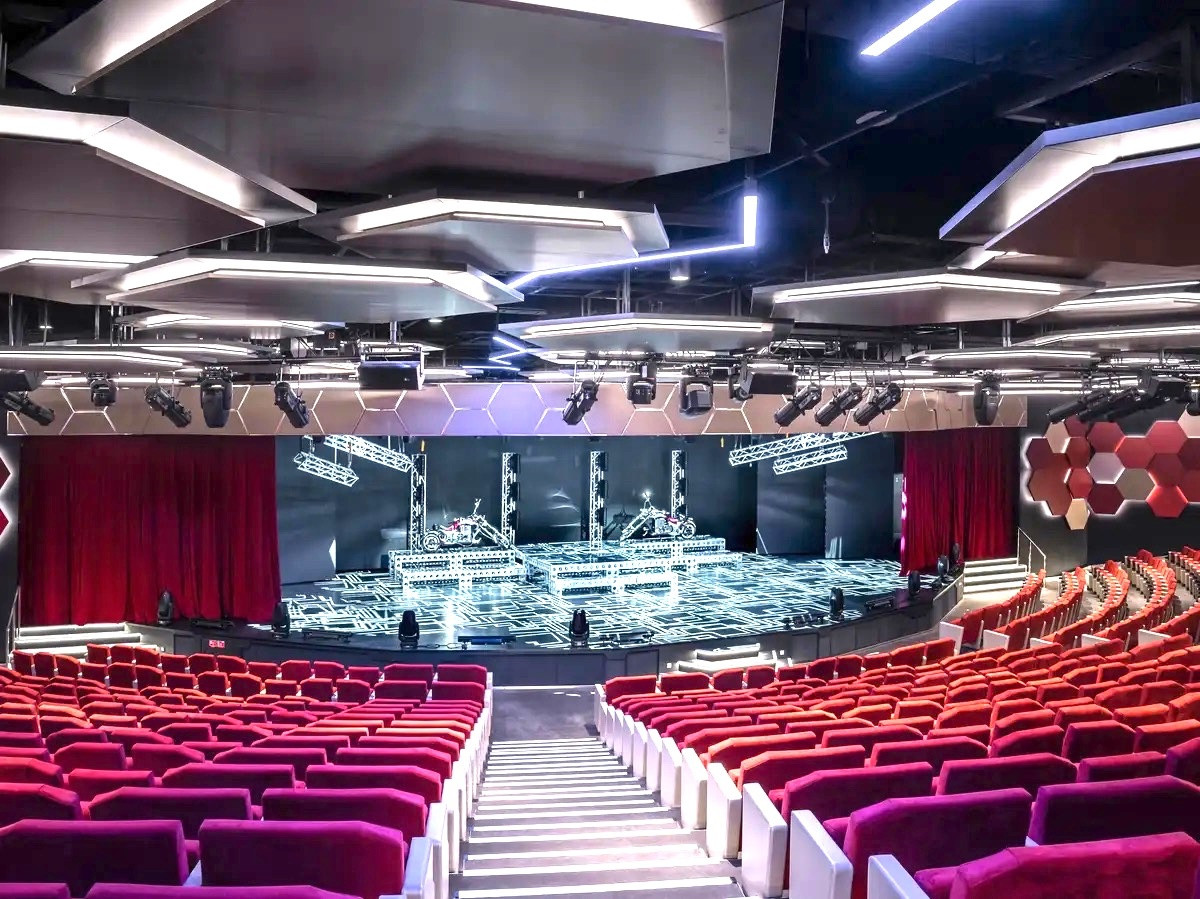 Không chỉ có nhà hàng, quán bar, hồ bơi, du thuyền hạng sang còn bao gồm nhà hát, các trung tâm hội nghị, cửa hàng thương hiệu nổi tiếng.