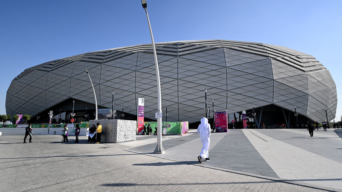 Người đẹp khiêu dâm bị doạ “xử tử” vì mặc hở hang ở World Cup - Hình 2 Nguoi dep khieu dam bi doa “xu tu” vi mac ho hang o World Cup-Hinh-2