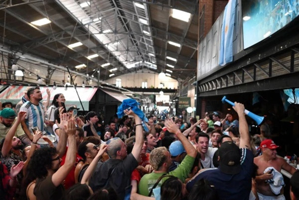 Có rất nhiều tiếng reo hò khi Messi và đồng đội mang về chiếc cúp. Ảnh: REUTERS.