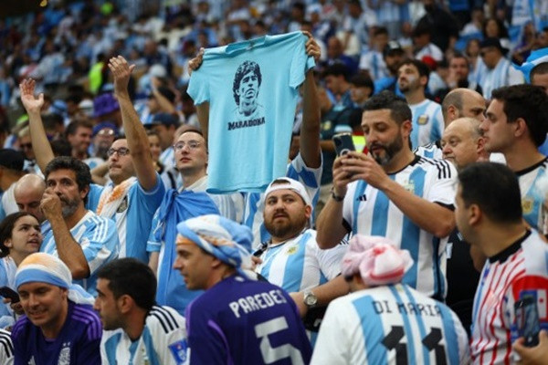 Cổ động viên Argentina cũng ăn mừng bên trong sân vận động. Ảnh: REUTERS.