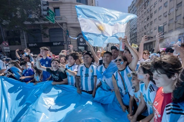 Buenos Aires là một biển xanh và trắng. Ảnh: AP.