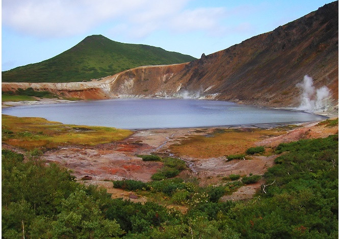 Trên thực tế, hồ nước này luôn có màu trắng là do thành phần của natri cacbonat bao gồm axit sulfuric và hydrochloric tự nhiên và khí núi lửa nóng bốc lên từ đáy, làm “sôi” nước.