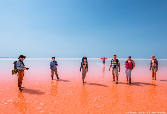 Vào lúc hoàng hôn và bình minh, hồ chuyển sang màu vàng hồng, do hệ quả của vi sinh vật Dunaliella salina và sự phản chiếu của đáy hồ đầy cát trong làn nước trong vắt.