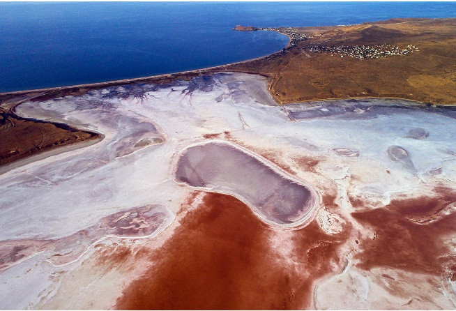 Hồ Chokrak: Hồ Chokrak, gần Kerch, chuyển sang màu tím hồng khi thời tiết nóng. Nước được bão hòa với hydro sunfua và muối và nước muối của hồ được cho là có lợi cho việc điều trị các khớp và hệ thần kinh.