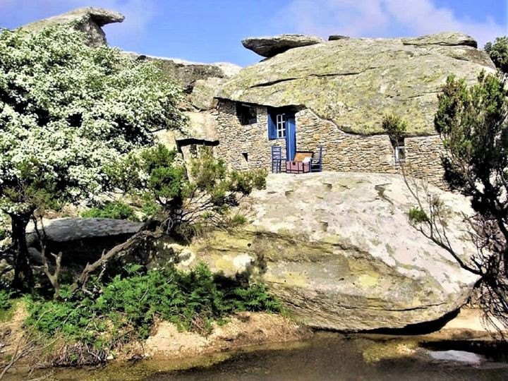 Tại một số thời điểm trong quá khứ, toàn bộ cư dân của đảo Ikaria đã phải giấu mình trong những ngôi nhà bằng đá này để không thu hút sự chú ý của cướp biển, trừ khi chúng trực tiếp đặt chân lên hòn đảo tìm kiếm.