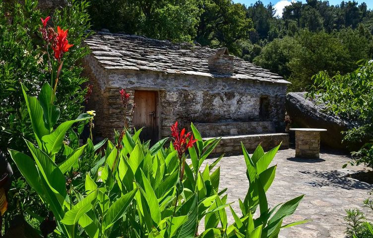 Nạn cướp biển trở nên tồi tệ đến mức người dân địa phương đã phá hủy các cảng của chính họ để ngăn chặn các cuộc xâm lược. Tuy nhiên những điều này vẫn là chưa đủ, hòn đảo vẫn phải tiếp tục chịu nhiều đợt tấn công từ cướp biển.