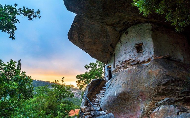 Các cuộc đột kích vào hòn đảo xảy ra cả dưới sự cai trị của La Mã và Byzantine, và vào thế kỷ 14, sau khi hòn đảo trở thành một phần của Cộng hòa Genoa.