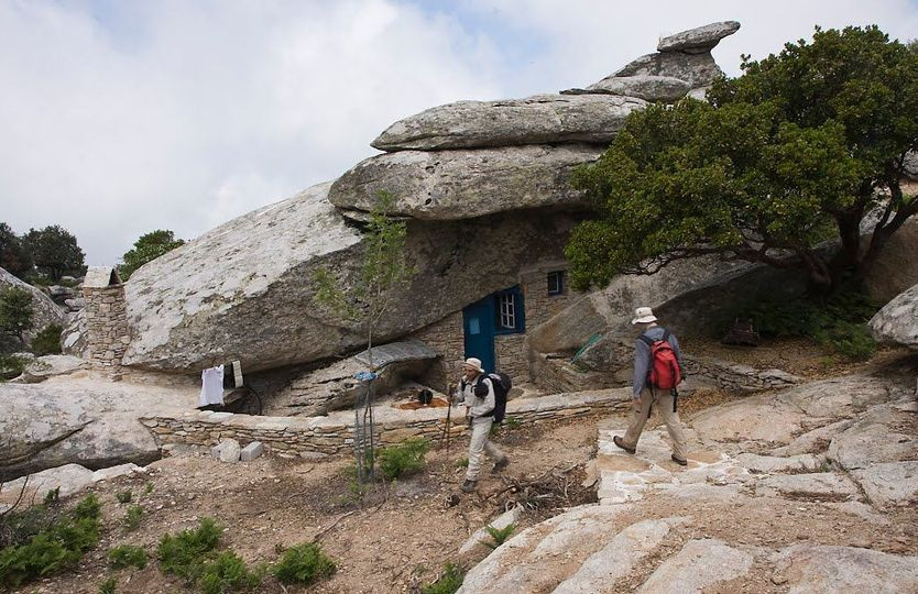 Các ghi chép lịch sử cho thấy nạn cướp biển đã hoành hành Ikaria và các đảo khác của Aegean từ thế kỷ thứ nhất trước Công nguyên, nhưng mọi thứ chỉ trở nên tồi tệ hơn theo thời gian.