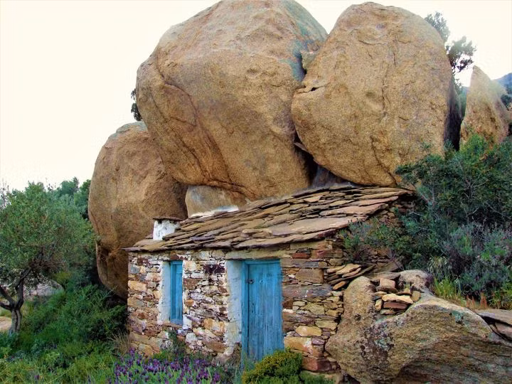 Để bảo vệ bản thân khỏi các cuộc tấn công của cướp biển, người dân địa phương bắt đầu xây dựng những ngôi nhà chống cướp biển sâu trong núi, để hòn đảo của họ trông giống như nơi không có người ở.