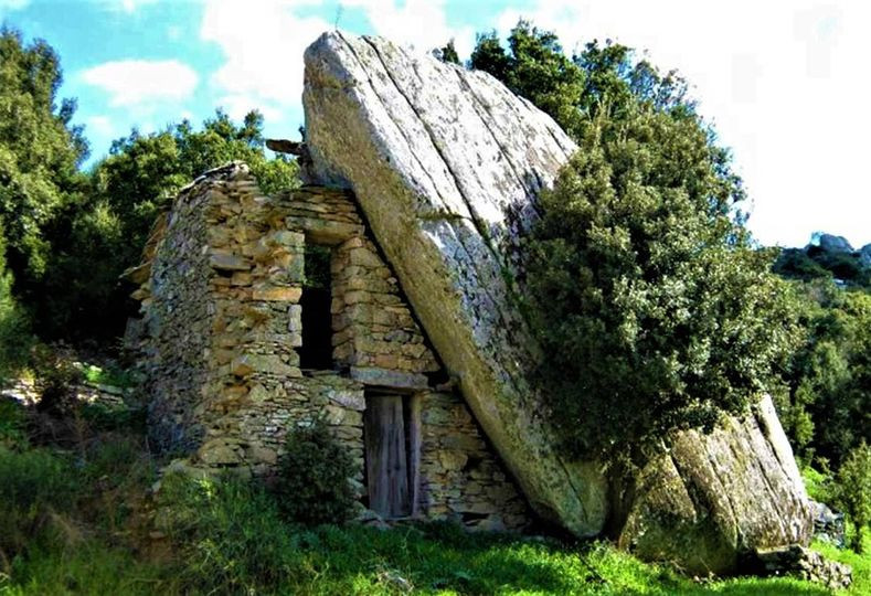 Hàng trăm năm trước, đảo Ikaria là mục tiêu hàng đầu của những tên cướp biển gọi Aegean là quê hương của chúng.