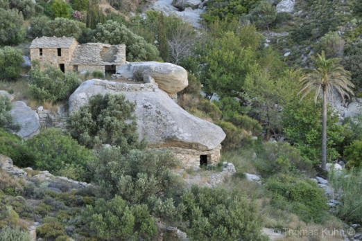 Sau đó người dân đảo nghĩ ra cách xây dựng "những ngôi nhà chống cướp biển" để đánh lạc hướng sự chú ý của những tên hải tặc.
