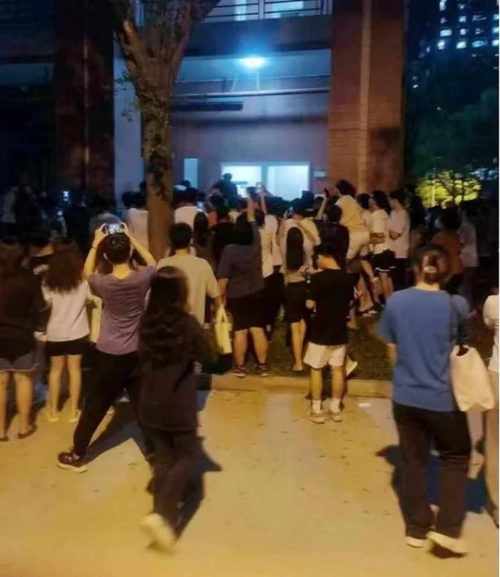 Cap doi “ho henh” trong nha ve sinh bi hang tram nguoi chung kien-Hinh-2