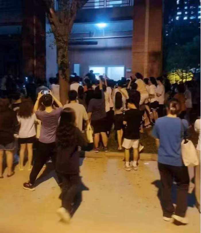 Cap doi “ho henh” trong nha ve sinh bi hang tram nguoi chung kien-Hinh-2