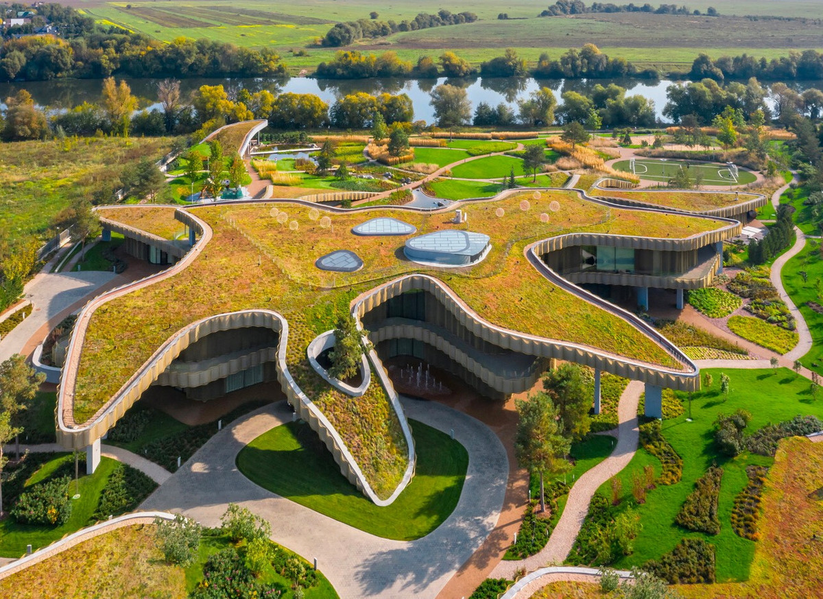 5. Nơi cư trú NN, Khu vực Moscow: Vào năm 2019, ngôi nhà kỳ lạ ở Moscow này xuất hiện. Khi nhìn từ trên cao, không thể phân biệt được với môi trường tự nhiên xung quanh.