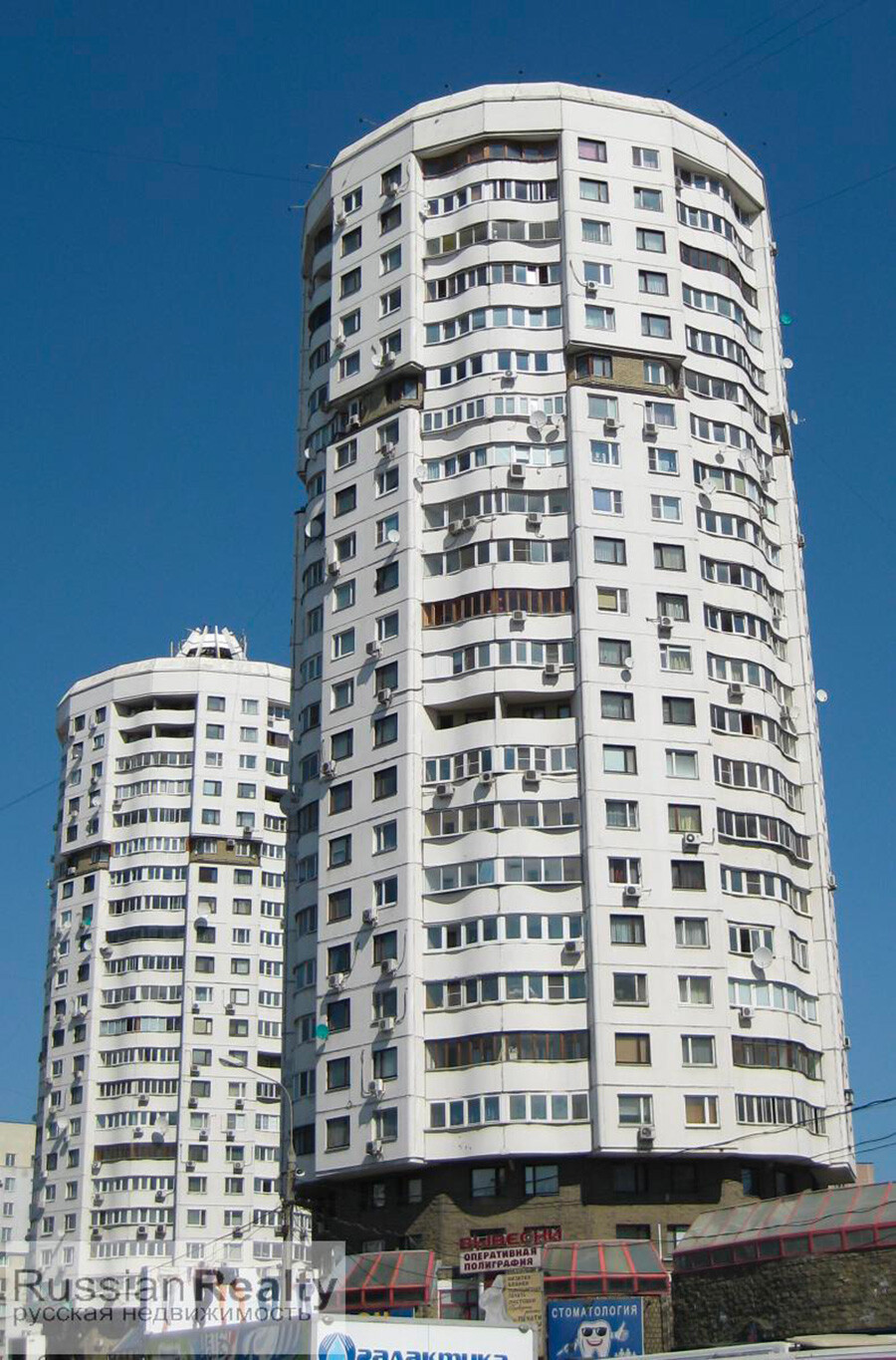 6. Nhà Kolos, Moscow: Những tòa nhà chung cư hình tròn ở phía nam Moscow này được xây dựng vào cuối những năm 1990. Đây là một loạt các ngôi nhà 24 tầng thử nghiệm có tên là 'Kolos'. Ba tầng dưới được dùng làm cửa hàng, trong khi các tầng trên là căn hộ thông thường.