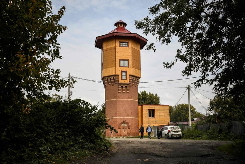 1. Ngôi nhà trên tháp nước, Tomsk: Ngôi nhà kỳ lạ trên tháp nước này phải mất 8 năm để khôi phục mặt tiền và không gian bên trong. Tòa tháp hiện được chia thành 6 tầng, mỗi tầng có một phòng.