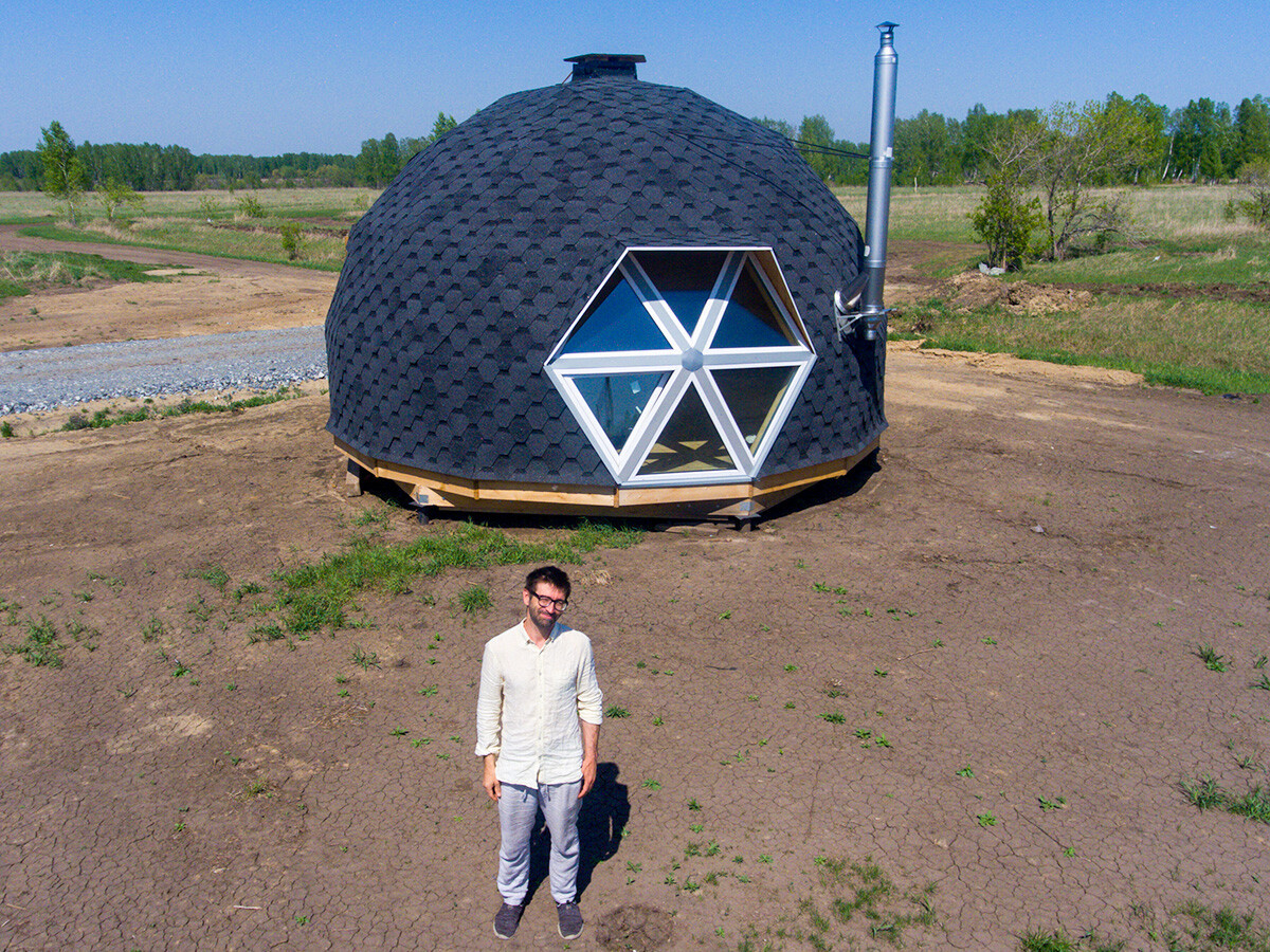 8. Nhà mái vòm, Novosibirsk: Nhà thiết kế địa phương Ivan Dyrkin bắt đầu xây dựng những ngôi nhà hình cầu ở thành phố lớn nhất Siberia khoảng 10 năm trước. Anh ta thường tổ chức các buổi diễn thuyết, triển lãm và các bữa tiệc ở đó.