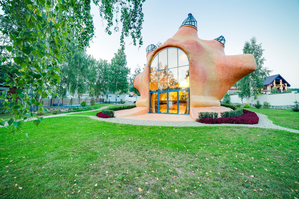 10. Nhà vỏ sò, vùng Sverdlovsk: Ngôi nhà hình thù kỳ lạ xuất hiện ở làng Tavatuy vào năm 2012. Nó được xây dựng bởi một kiến trúc sư địa phương tên là Yuri Gaidukov cho riêng mình. Ngôi nhà có ba tầng: tầng dưới có sảnh với thư viện, tầng hai có nhà bếp và phòng khách, tầng ba có phòng ngủ. Ảnh: RBTH.
