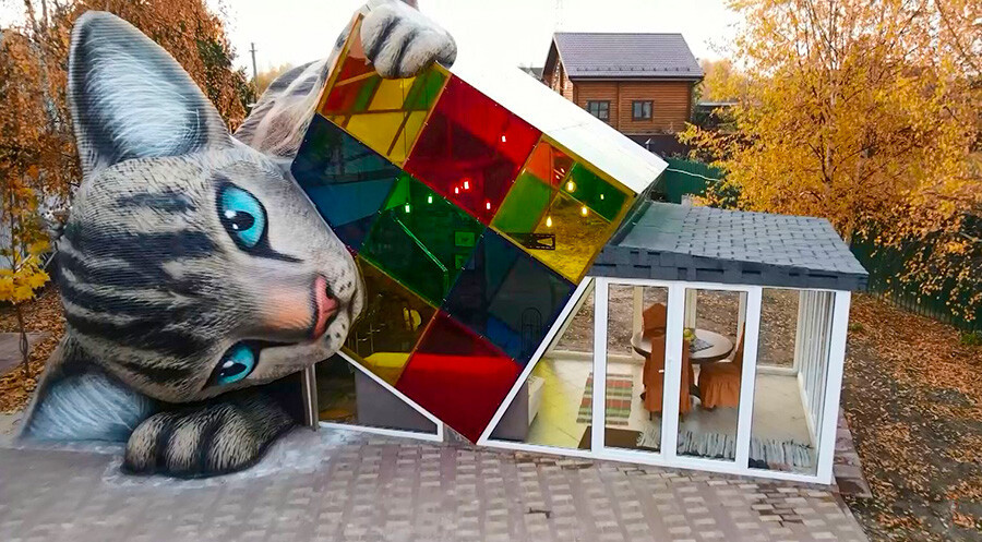 3. Nhà "mèo", Yaroslavl: Ngôi nhà độc đáo này cũng được xây dựng bằng máy in 3D của cùng một công ty. 150 bộ phận của ngôi nhà đã được in tại xưởng và sau đó được lắp ráp tại chỗ. Diện tích bên trong chỉ 23 mét vuông và tổng chiều cao là 5,4 mét.