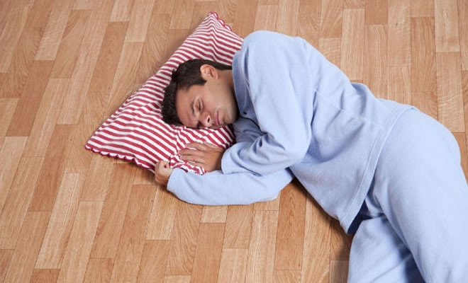 Ngủ dưới sàn: Người Phần Lan tin rằng đêm Giáng sinh là lúc linh hồn của người chết sẽ lên giường họ để nghỉ ngơi. Vì thế, nhiều người sẽ chọn cách ngủ trên sàn nhà trong những ngày này.