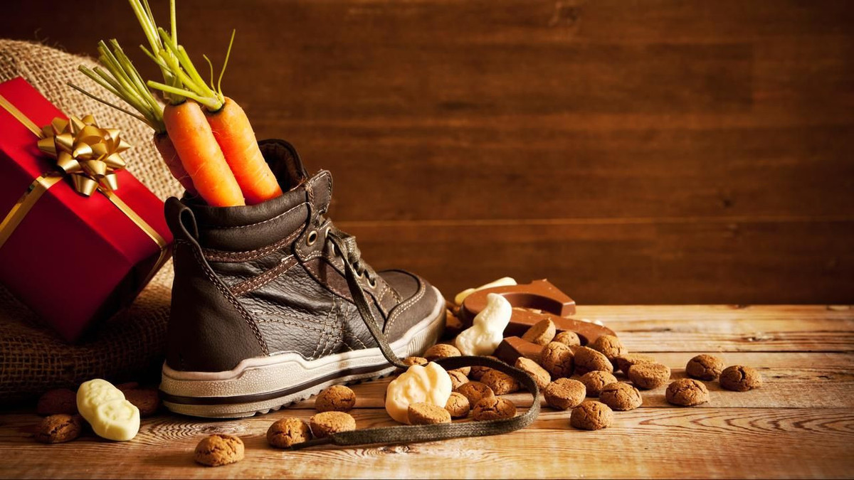 Đặt giày bên lò sưởi: Trẻ em Hà Lan thường chờ đợi nhân vật có tên là Sinterklaas hoặc Sint-Nicolaas ghé thăm nhà của họ và bỏ đầy kẹo cùng những món quà nhỏ vào giày. Trẻ em đặt giày bên đống lửa, lò sưởi của gia đình và đặt vào đó một củ cà rốt như quà tặng cho Sinterklaas.