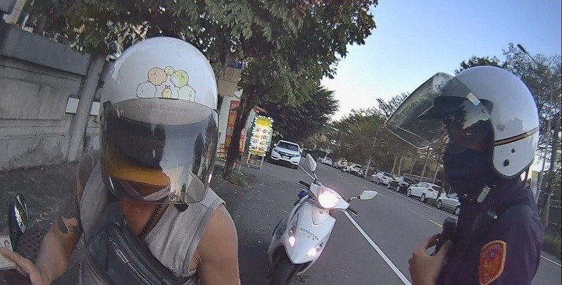 Tìm được người mẹ thất lạc 20 năm nhờ bị cảnh sát xử phạt Tim duoc nguoi me that lac 20 nam nho bi canh sat xu phat