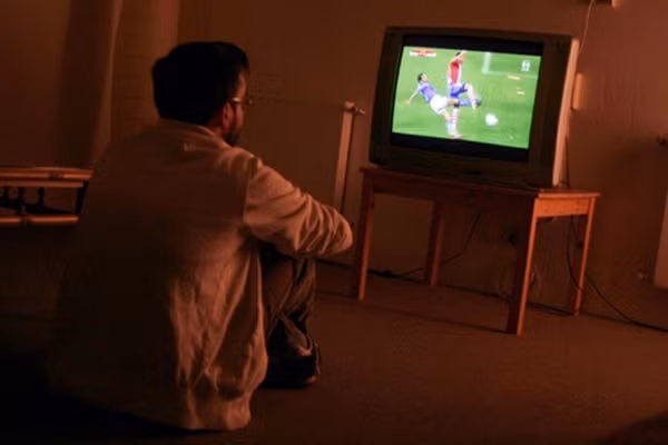 Tuc gian vi chong ho het khi xem World Cup, vo ra tay tan bao