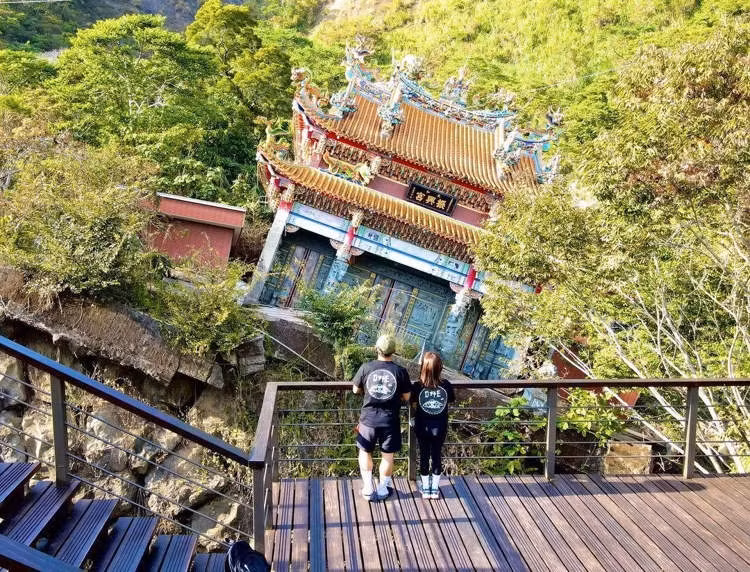 Ngoi chua nghieng duoc goi la “Thap nghieng Pisa cua Dai Loan“-Hinh-2