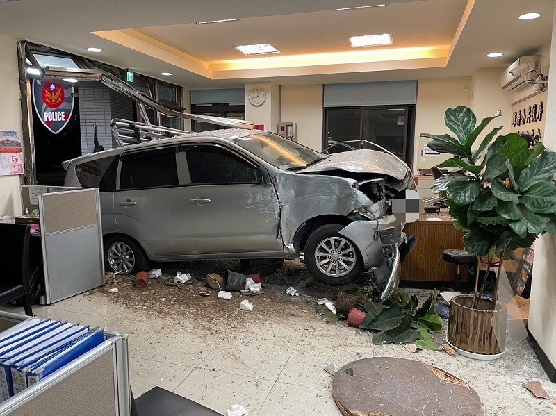 Tài xế say xỉn lái xe đâm đồn cảnh sát, suýt gây án mạng Tai xe say xin lai xe dam don canh sat, suyt gay an mang