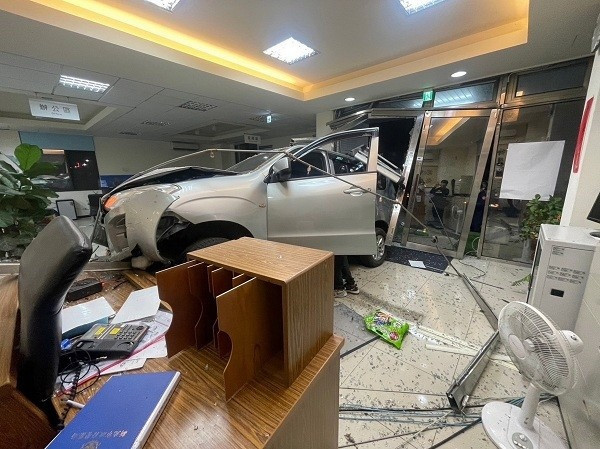 Tài xế say xỉn lái xe đâm đồn cảnh sát, suýt gây án mạng - Hình 3 Tai xe say xin lai xe dam don canh sat, suyt gay an mang-Hinh-3