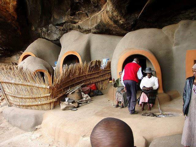"Không có điện và không có tủ lạnh nhưng đây là nhà của chúng tôi, đó là lịch sử của chúng tôi", bà Kabelo Kome (44 tuổi), hậu duệ của những người đầu tiên đến định cư tại hang động cho biết.