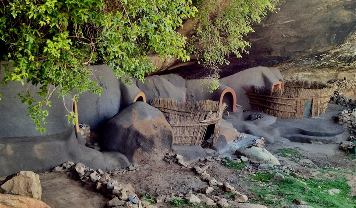 Bên trong hang động có những vật dụng cơ bản gồm chậu, xô nhựa để đựng nước và da bò để làm giường.