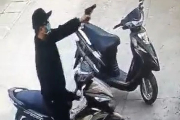 Nghi can dùng súng cướp ngân hàng ở Đồng Nai bị bắt sau 4 giờ - Hình 2 Nghi can dung sung cuop ngan hang o Dong Nai bi bat sau 4 gio-Hinh-2