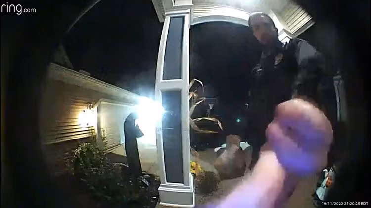 Shipper bi bat, canh sat giup di giao do an cho khach